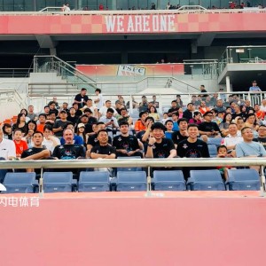 足篮球联动！山东高速男篮教练组现身泰山队主场加油